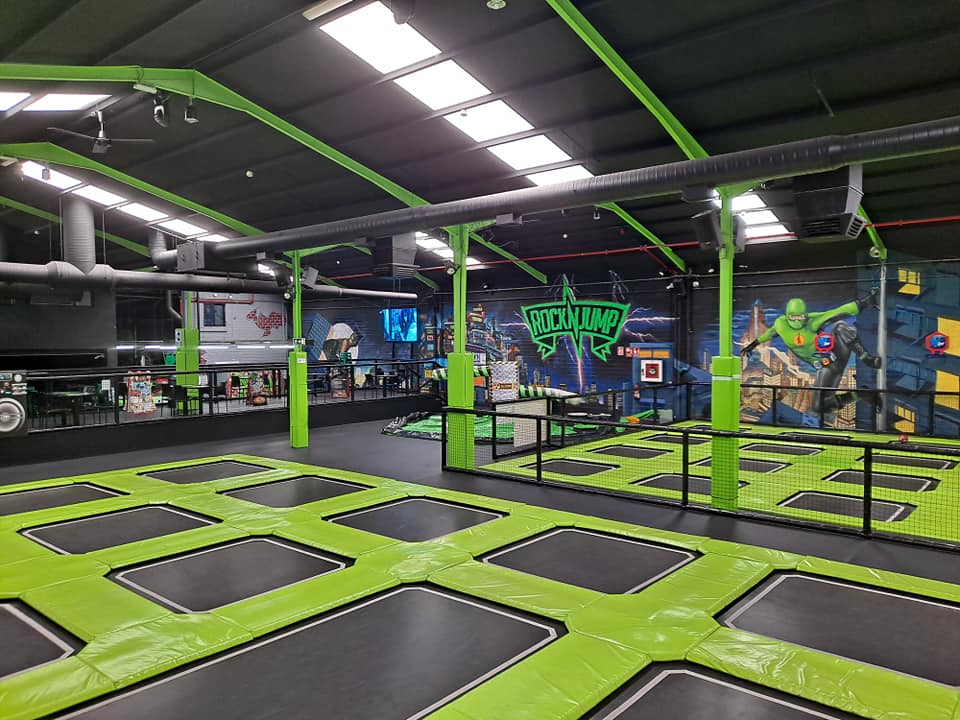 Trampoline park con camas en batería verdes
