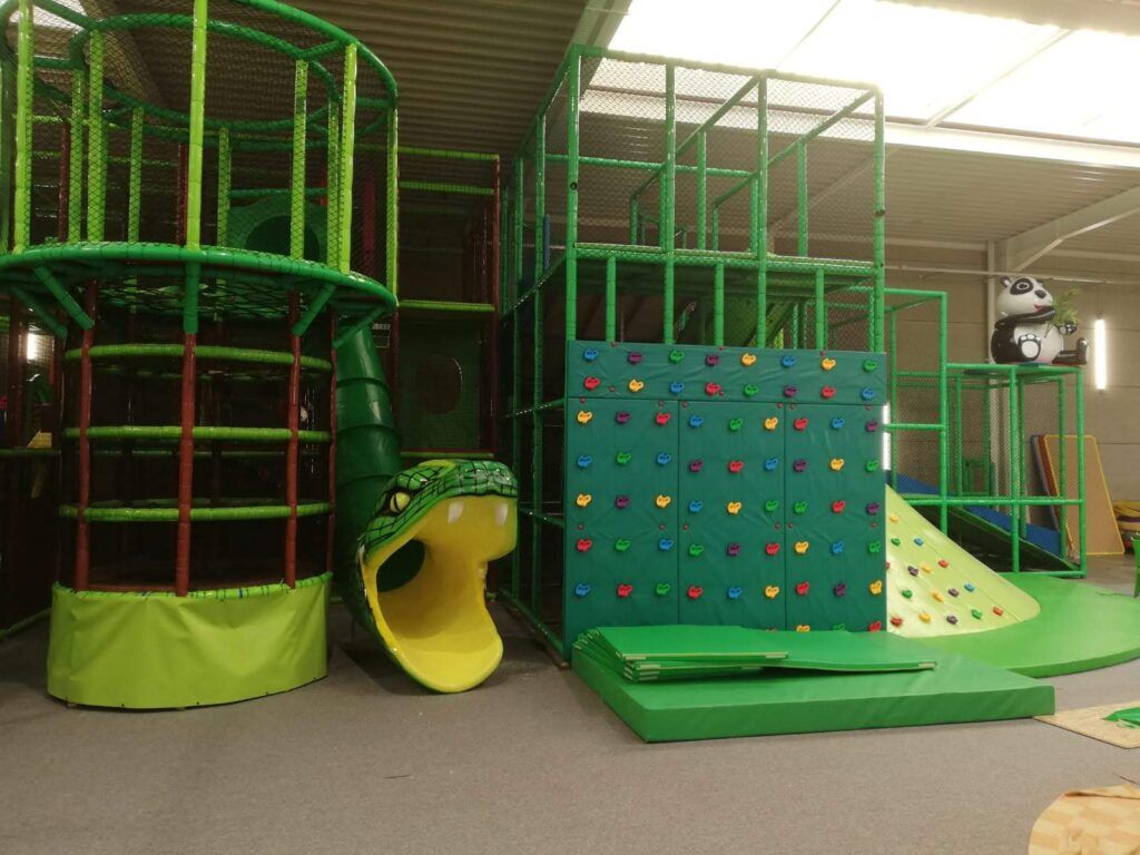 Parque infantil con rocódromo y tobogán serpiente
