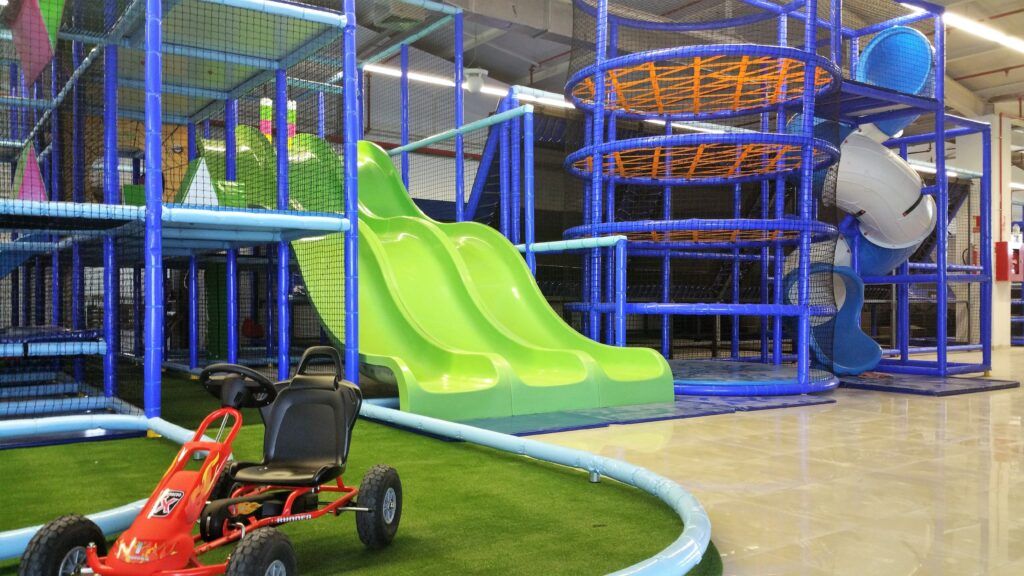 Parque infantil de interior en Tenerife con varios tipos de toboganes y karts